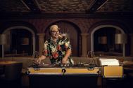 Vinyl-DJ in einer Weinbar Marco Maribello (Vinyl DJ), optional Sax