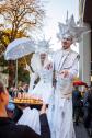 Walkact Madame & Monsieur in Weiß bei der GESOBAU Berlin Die Flugträumer