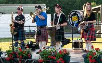 Neben den Dudelsäcken spielen wir auch mit Posaune und Tenor Saxophon Happy German Bagpipers