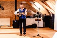 Konstantin Griechischer DJ mit Bouzouki Konstantin Griechischer DJ mit Bouzouki