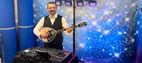 Konstantin Griechischer DJ mit Bouzouki Konstantin Griechischer DJ mit Bouzouki