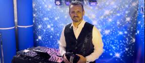Konstantin Griechischer DJ mit Bouzouki Konstantin Griechischer DJ mit Bouzouki