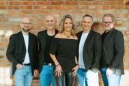 Pink Party Plane - locker, leger, aber professionell Pink Party Plane