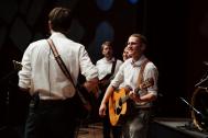 Marcel an der Gitarre und Gesang Sounds of Entertainment