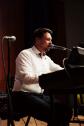 Alex am Piano und Gesang Sounds of Entertainment