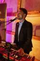 Alex am Piano und Gesang Sounds of Entertainment