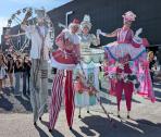 The walking funfair: Mit Reiesenrad, Losbude, Spielzeugkarussell und Zuckerfee OAKLEAF Stelzenkunst