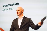 Moderator Simon Diez