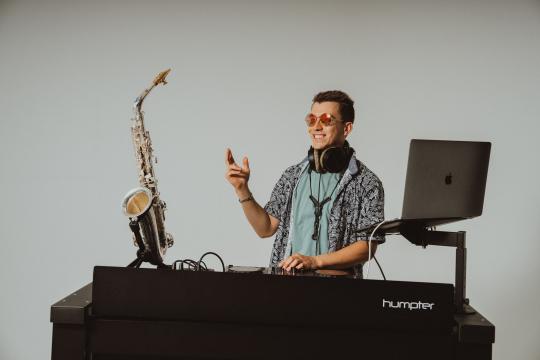 DJ und Saxophonist Ivan Tumanov DJ und Saxophonist Ivan Tumanov