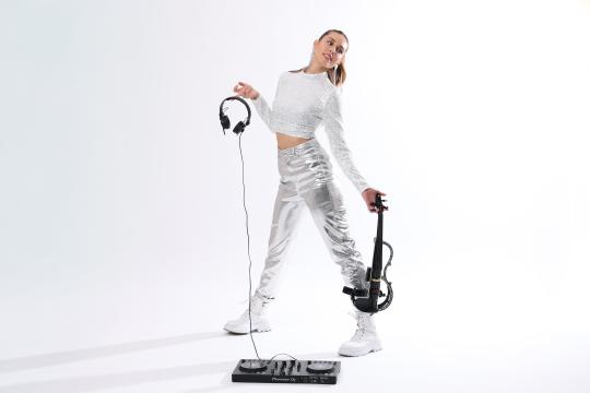 DJane/DJ mit E-Violine