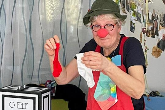 Clown Pipinelli verzaubert auf der Geige
