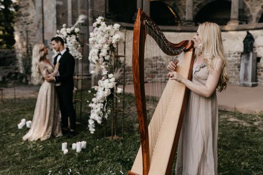 Saja - Hochzeitssängerin mit Harfe & Herz (Gesang & Harfe)
