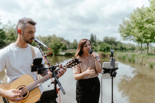 Nadine Williams|mit Gitarrenbegleitung