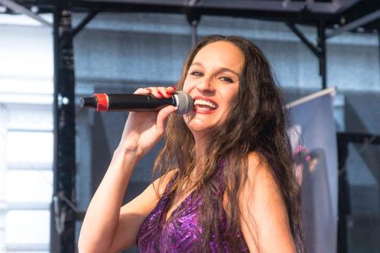 Joy Gómez - Die Sängerin für Ihr Event