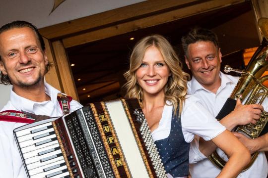 Oktoberfestband Sängerin Schuhplattler