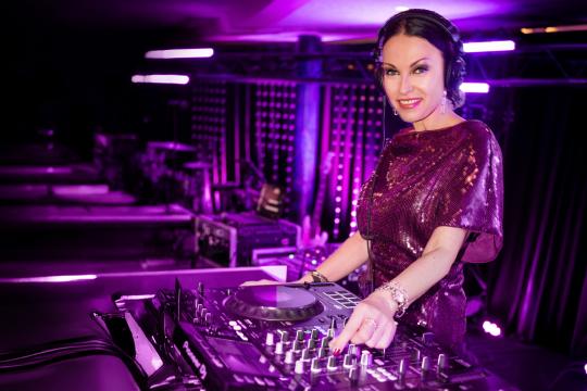 ALEGRA COLE, DJane mit Top Referenzen ALEGRA COLE, DJane mit Top Referenzen