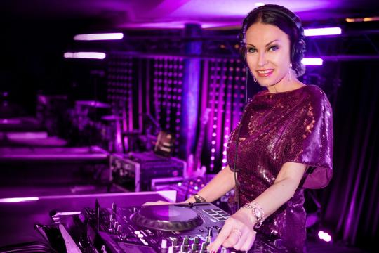 ALEGRA COLE, DJane mit Top Referenzen ALEGRA COLE, DJane mit Top Referenzen