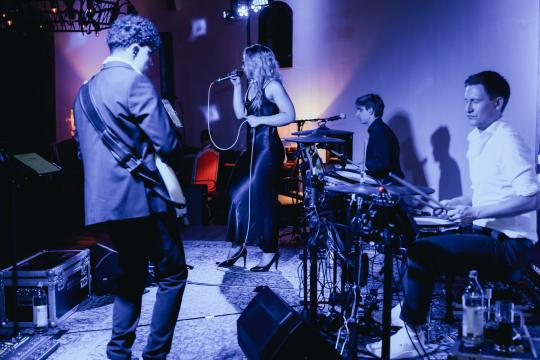 Emergency Case - jung. rockig. feierwütig.