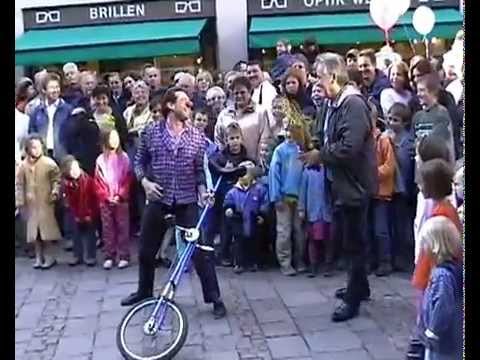 Video: Clown Tom Bolton mit Hochradartistik