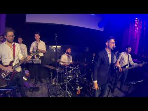 Video: Brass Tacks Band mit Sänger