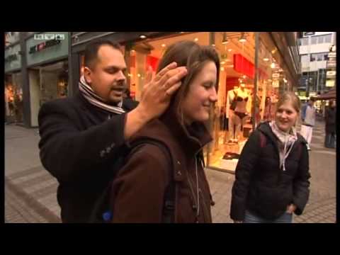 Video: Chester Sass liest die Gedanken in der Kölner Innenstadt