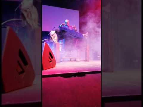 Video: WOW! Die Schwebende Zuschauerin