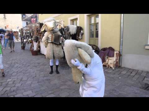Video: Schafswalzer, Maskentanz Walkact