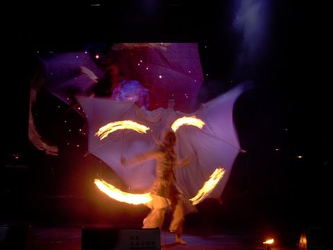 Video: Flammen in Weiß /Luftartistik
