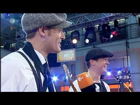 Video: THE DRAPERS with David Milzow, "We no speak Americano" played on two saxophones similtaneously
