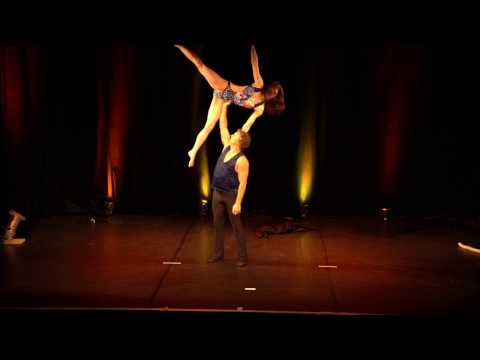 Video:  Akrobatik mit Tango und Bachata Tanz (Ausschnitte)