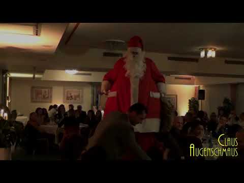 Video: Weihnachtsmann auf Stelzen Claus Augenschmaus. Die sympatische Überraschung