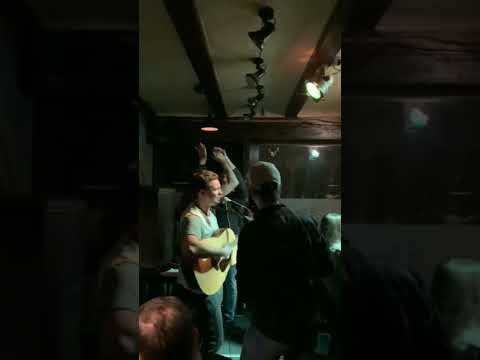 Video: Avril Lavigne - Complicated (live in Kneipe)