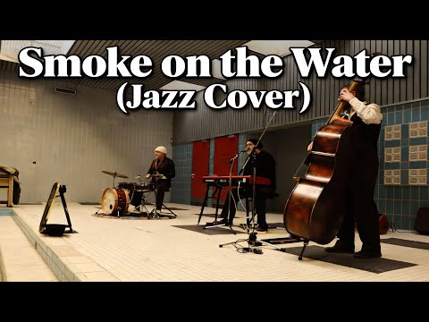 Video: "Smoke on the Water" (Deep Purple, Jazz Trio Version) - 𝗠𝘂𝘀𝗶𝗸 𝗙𝗼𝗿 𝗧𝗵𝗲 𝗞𝗶𝘁𝗰𝗵𝗲𝗻