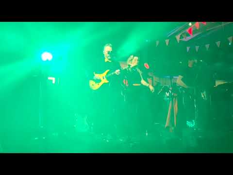 Video: JUMP performt Jump by van Halen