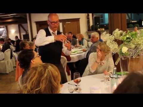 Video: Spaßkellner Wilfried zeigt einen Kartentrick - Mentalmagie mit Spielkarten!