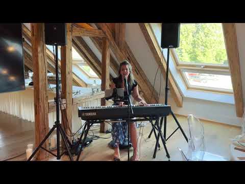 Video: Sophie mit Piano - &quot;Hallelujah&quot;