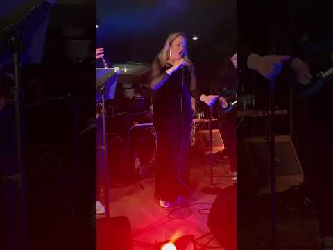 Video: Katia &amp; Band