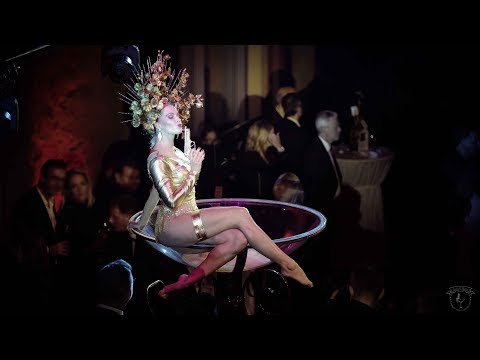 Video: Champagnerglasshow im Gold Body Agentenshow  2019
