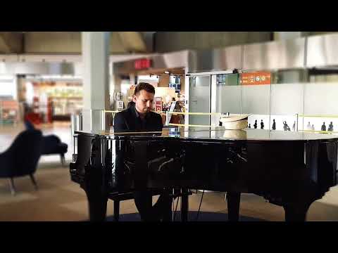 Video: Elton John - Your Song (Cologne Airport)