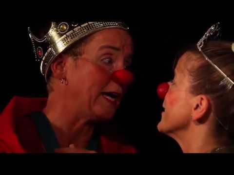 Video: Theater Colombina spielt Froschkönig im Movement Theater in Bielefeld