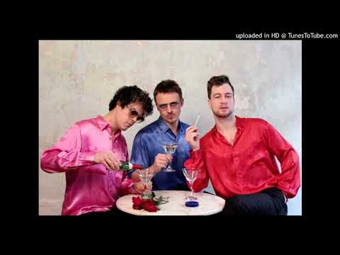 Video: All World is Grin - Trio Amore