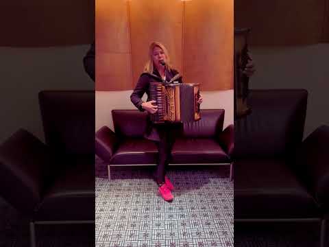 Video: Penny Simms spielt und singt den Chanson française La Mer von Charles Trenet 