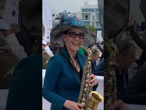 Video: Saxophonistin Mercedes 2024 