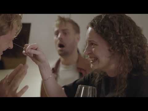 Video: Starke Reaktionen, echtes Staunen, echtes Lachen - Zauberkunst direkt bei den Gästen