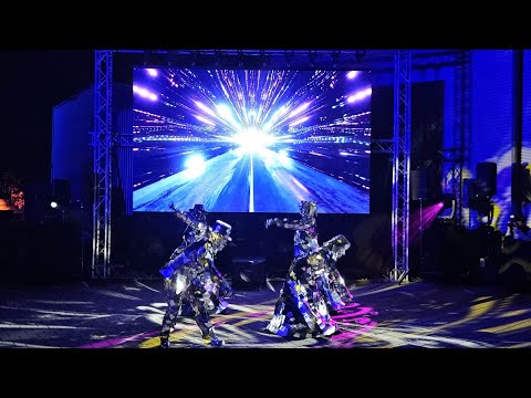 Video: Mosaik - Tanz Show mit verspiegelten Artisten 