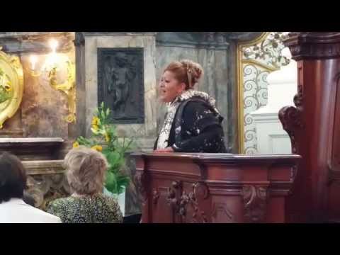 Video: Sängerin &amp; Moderatorin Yasmin Reese - Halleluja Hamburger Michel 2015