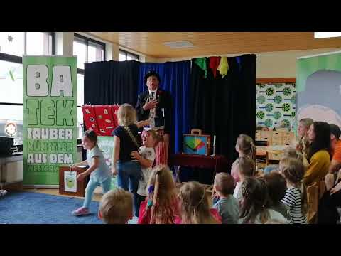 Video: Batek zaubert in einer Kita