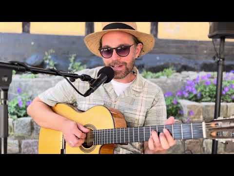 Video: How Deep is Your Love