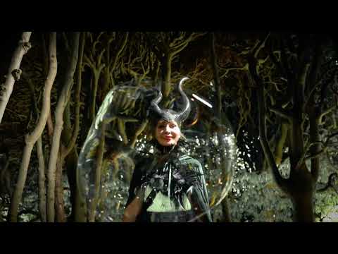Video: Maleficent Dreams. Kostümierte Seifenblasen Show für besondere Events.  
